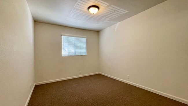 Building Photo - 2 Bedroom + Loft Condo in Parkwood Village