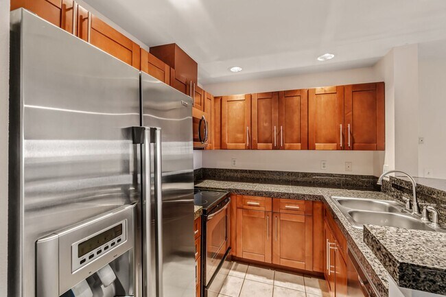 Building Photo - Uptown 2 bedroom 1 bath with garage parkin...