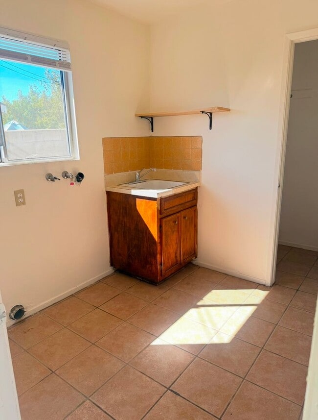 Building Photo - Charming 2 Bedroom, 1 Bathroom Back House