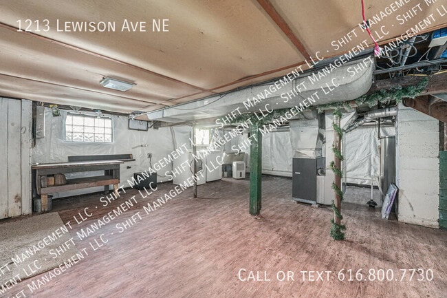 Building Photo - 1213 Lewison Ave NE