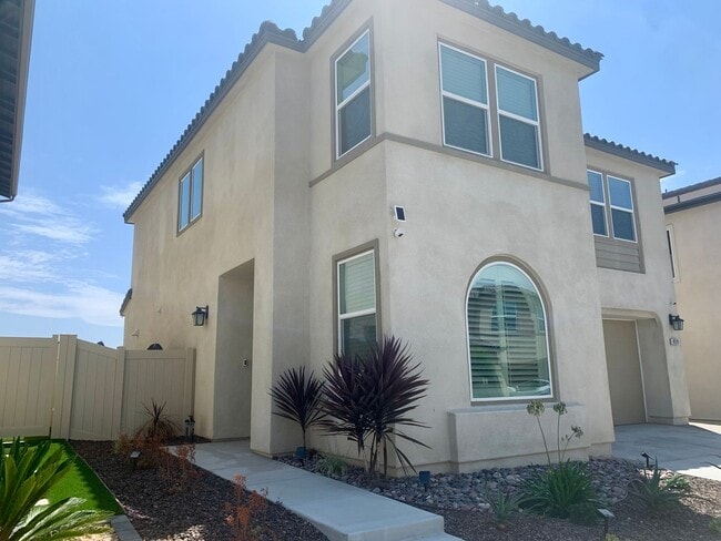 Building Photo - Welcome home to this stunning, recently constructed 4 bedrooms, 3-bath house in the desirable Wes...