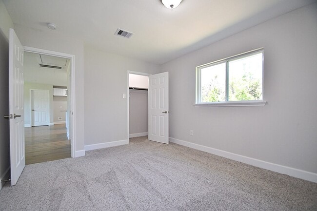 Building Photo - 10910 Fullerton Dr