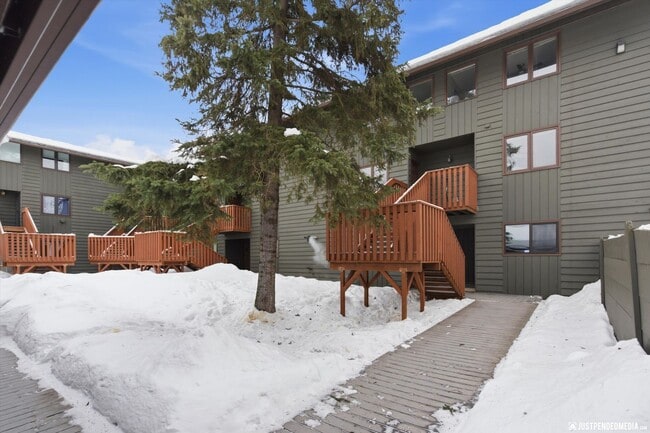 Building Photo - Downtown Living