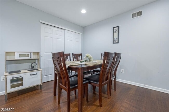 Building Photo - 56 Maple Ln