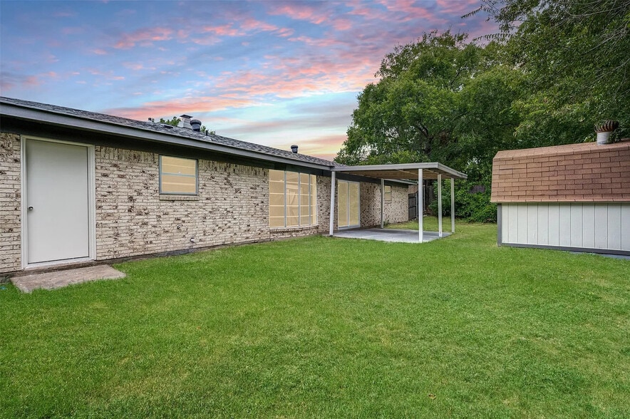 Building Photo - 9704 Leland Ln