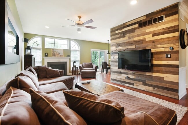 Building Photo - 216 Westbrook Dr