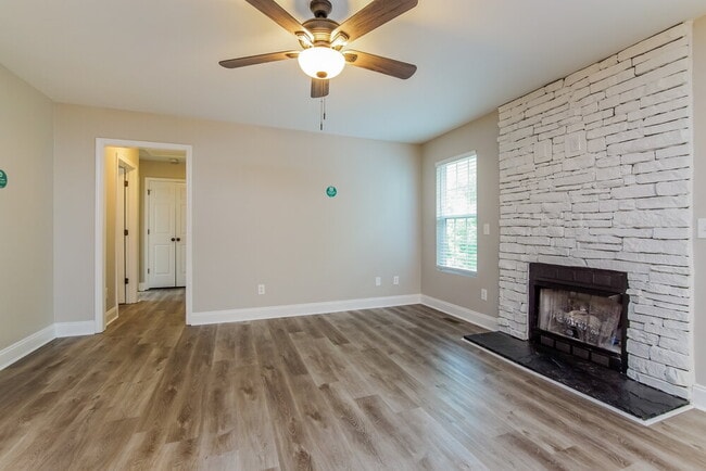 Building Photo - 145 Lynn Dr