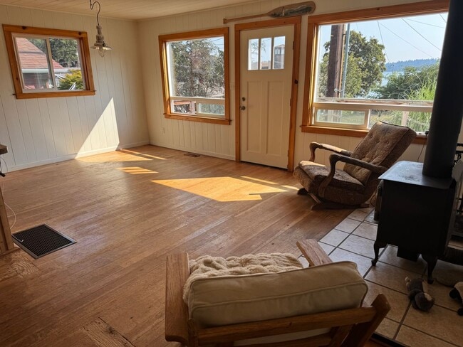 Building Photo - 3 Bed, 2 Bath in Anacortes WATER VIEW