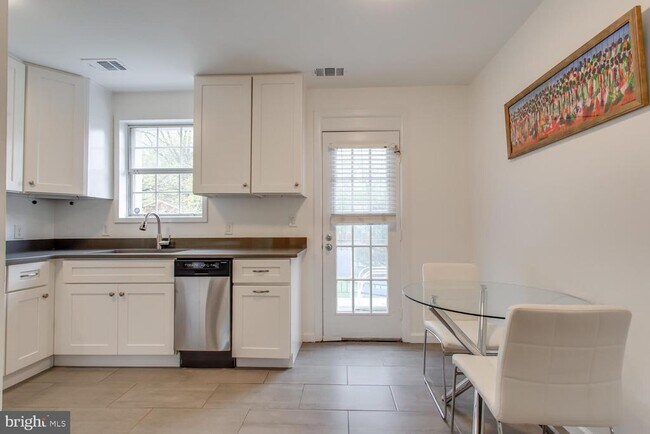 Building Photo - 2707 S Walter Reed Dr
