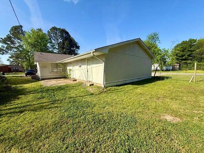 Building Photo - 3200 Meador Rd