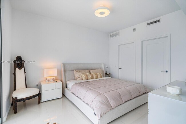 Building Photo - 601 NE 27th St