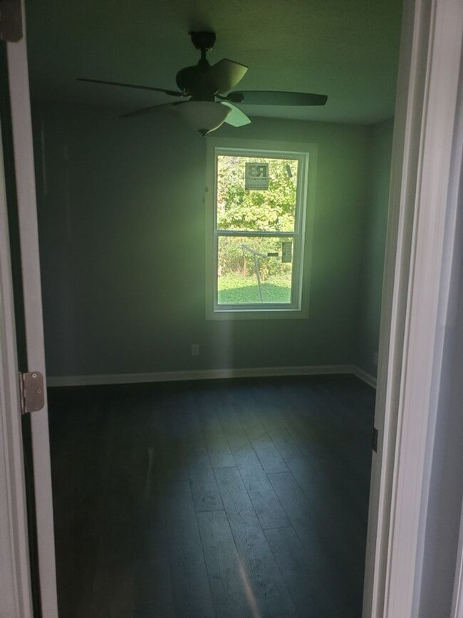 Building Photo - 1 BD AVAILABLE NOW. $600 PER MONTH. NEW STAINLESS STEEL APPLIANCES and UPDATES!!