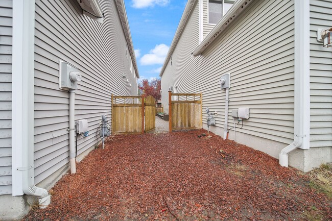 Building Photo - 3 bedroom 2.5 baths - Easy JBLM commute! - North Thurtson School District.