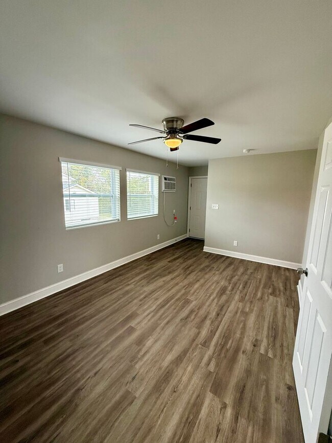 Building Photo - Oak Ridge 37830 - 1 Bedroom, 1 Bath Quadpl...