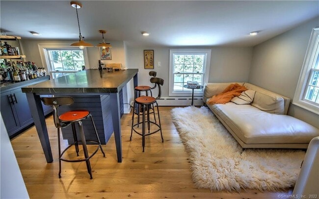 Building Photo - 96 Kings Hwy N