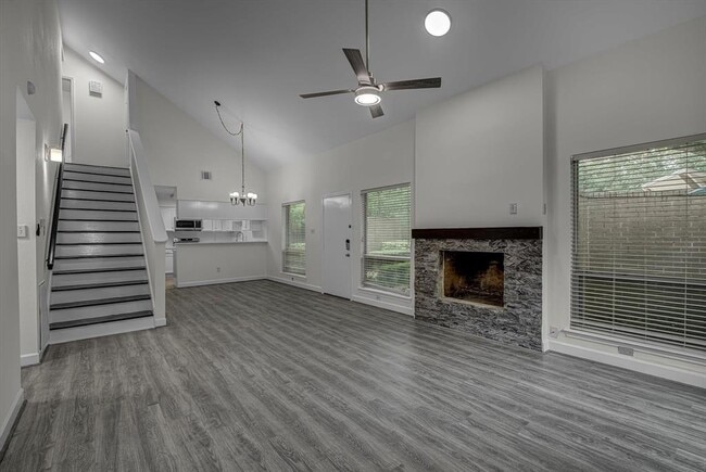 Building Photo - 13975 Hollowgreen Dr