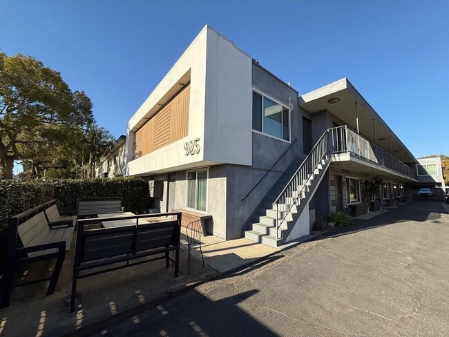 Building Photo - 925 W 30th St