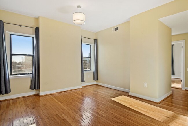 Building Photo - Spacious Top Floor 2 bed 2 bath in the hea...