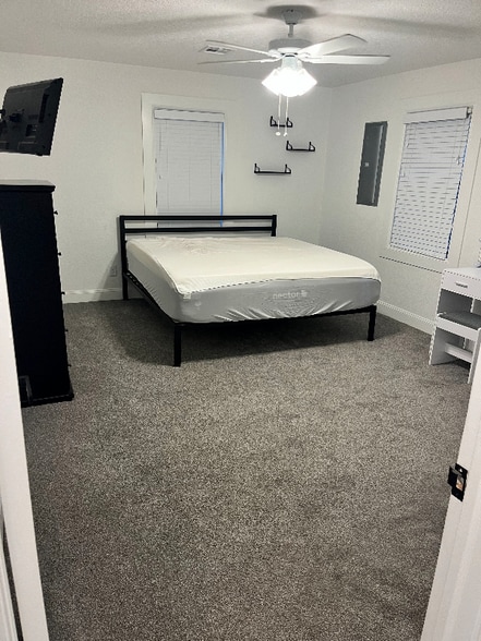 Building Photo - 422 Chartrand Ave