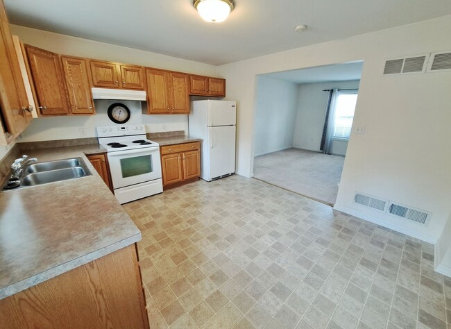 Building Photo - 2 Bed / 1-1/2 Bath Townhome