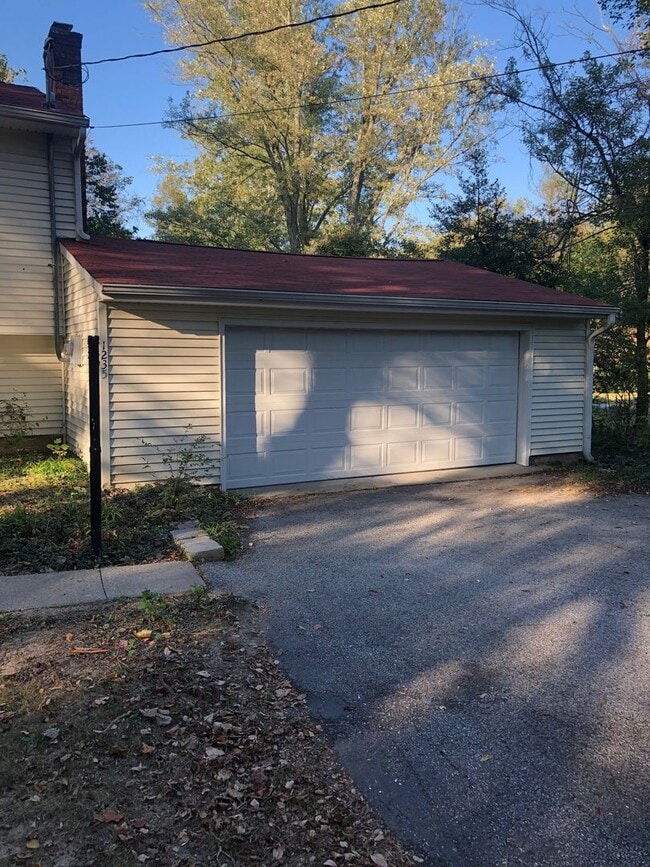 Building Photo - Newly renovated 4BR/2BA home, across from ...
