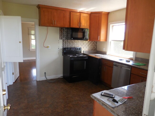 Building Photo - 16093 SW Roy Rogers Rd