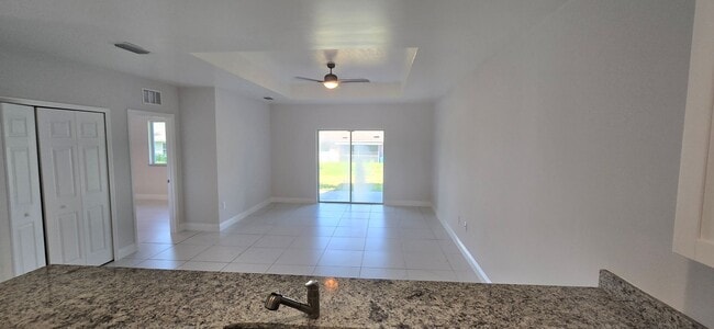 Building Photo - Newer Duplex 2/2/1 plus a den-1 Car garage...
