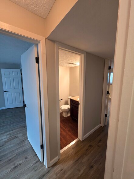 Hallway (Lower Level) - 3000 Essington Dr