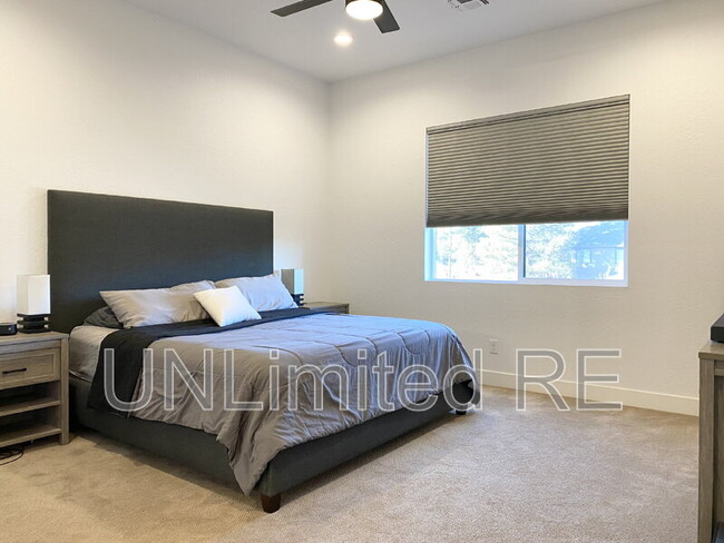 Building Photo - 2717 S Vega St