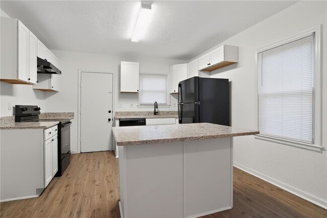 Building Photo - 1439 Westboro Dr SW