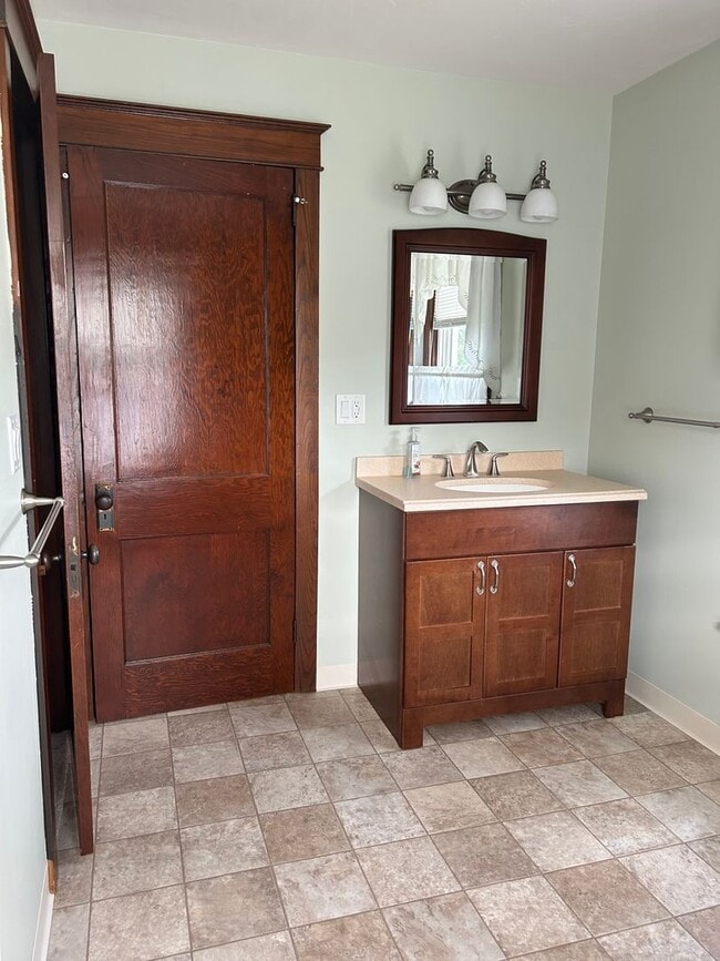 Building Photo - 3 Bedroom, 1.5 bathroom Home with 2-Car Garage!!