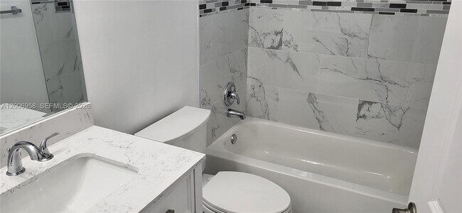 Building Photo - 3421 NE 5th Ave