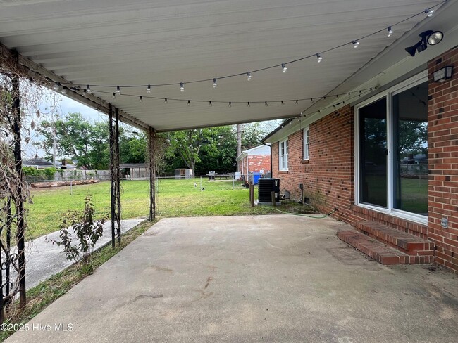 Building Photo - 5205 Dakota Ct