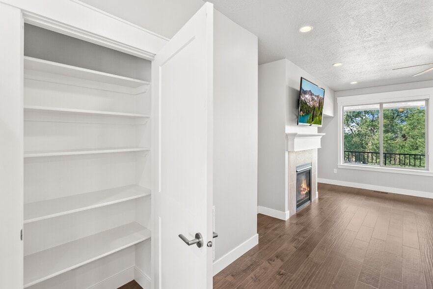 Building Photo - 10374 S Sage Canal Way