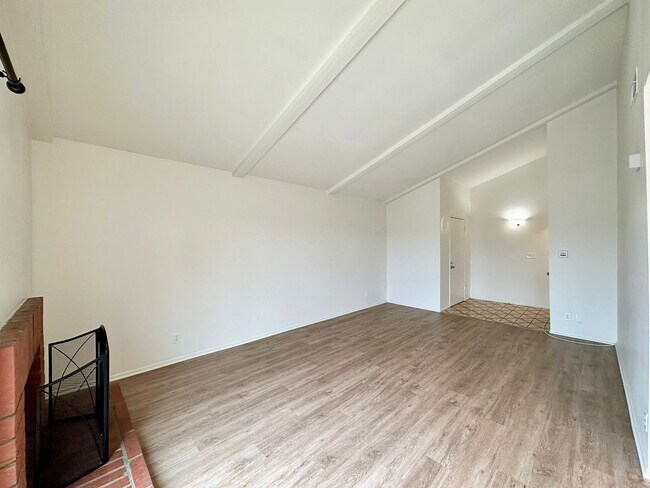 Building Photo - Oxnard Dunes | 2 Bedroom + 2 Bath Duplex -...
