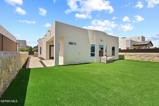 Building Photo - 14841 Tierra Coruna Ave