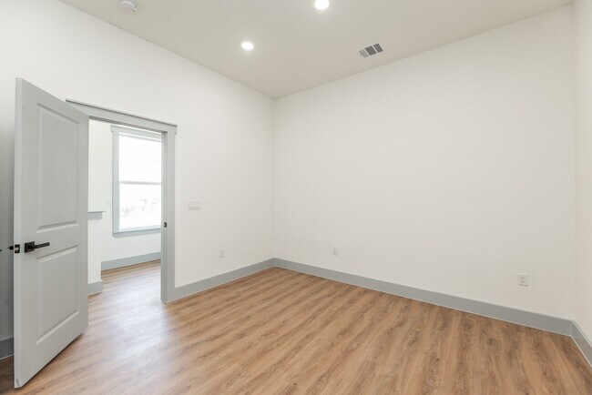 Building Photo - 704 S 1st St