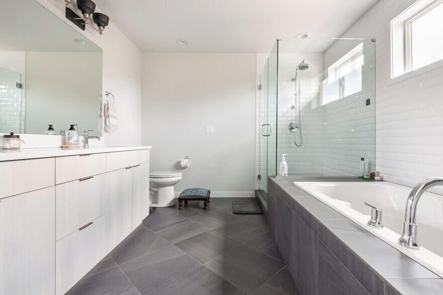 Building Photo - 5177 NE 14th Pl