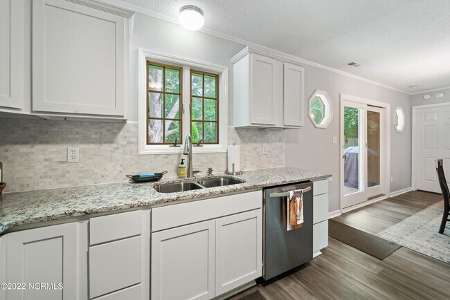 Building Photo - 805 Deblea Ct