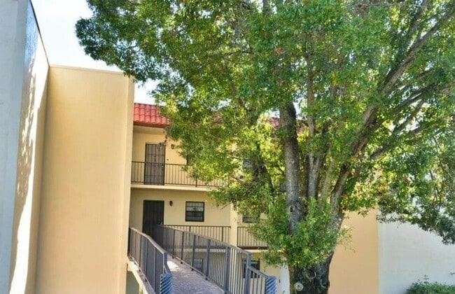 Building Photo - 2 Bedroom Condo in Gated ISLAND HOUSE