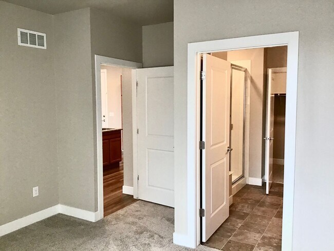 Building Photo - Wonderful 2bed 2 bath condo for rent at LI...