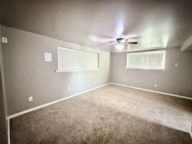 Building Photo - 1021 N 925 E St