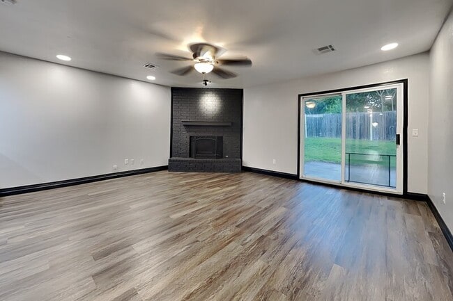 Building Photo - 640 N Markwell Ave
