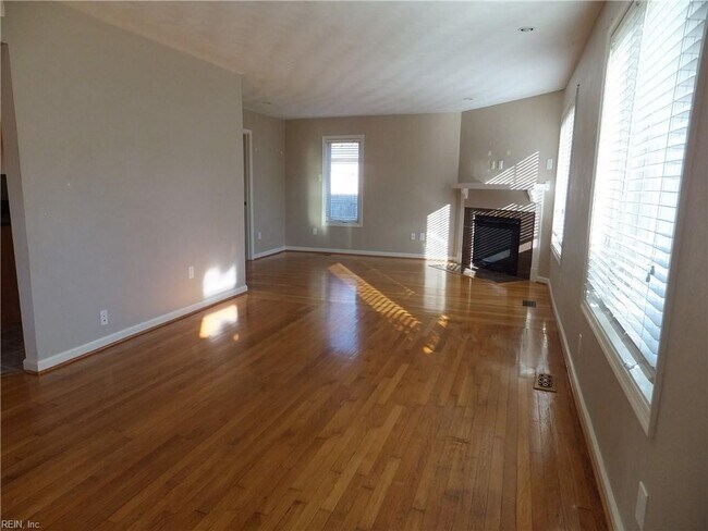 Building Photo - 4420 Clyde St