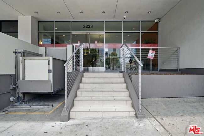 Building Photo - 3223 W 6th St