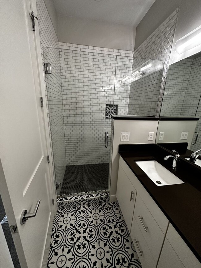 Building Photo - Available Early March!!  Briaght and light with fantastic Views!!