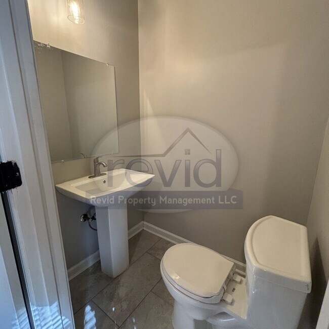 Building Photo - Recently Renovated 3Bed/1.5Bath Available ...