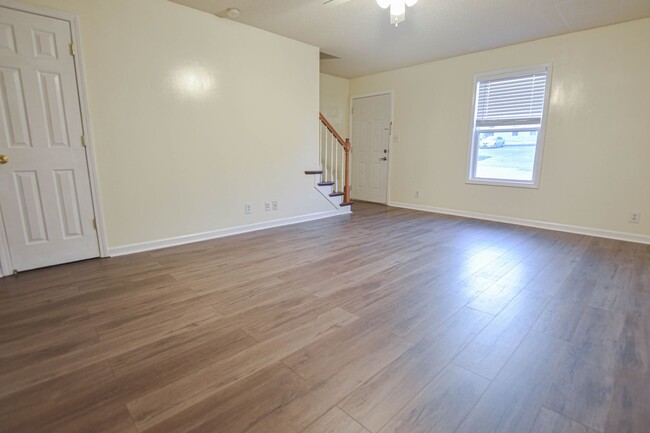 Building Photo - Pet Friendly Two Bedroom!