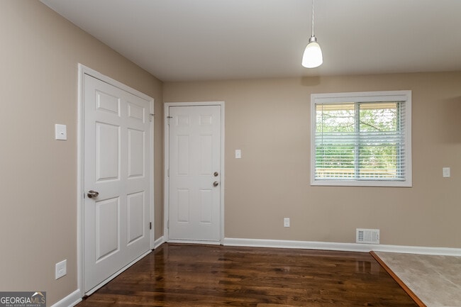 Building Photo - 742 King Rd