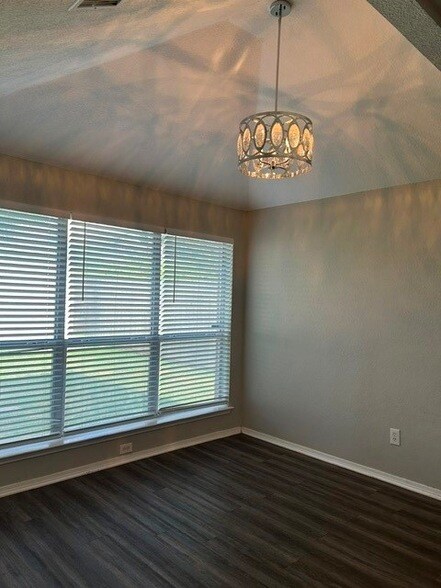 Building Photo - 1012 High Crest Dr